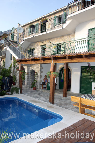 villa puharić makarska pogled na bazen